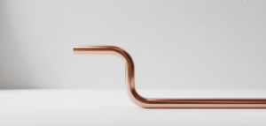 Fotorealistisk bild av kopparrör för VVS-arbete.