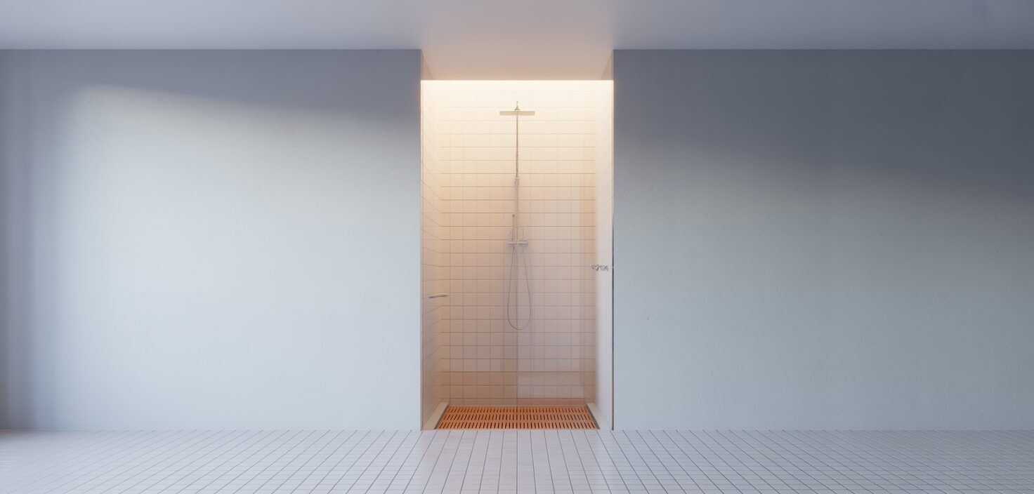 Fotorealistisk bild av ett minimalistiskt badrum med vita kakelplattor, glasdörrar och lutande golv mot golvbrunnen.