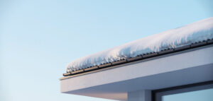 Fotorealistisk bild av ett modernt hus i snö med fokus på tak och fasad. Minimalistisk design, vinterlandskap.